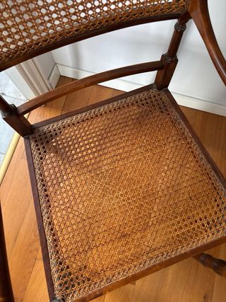 Sillas vintage de mimbre y madera.