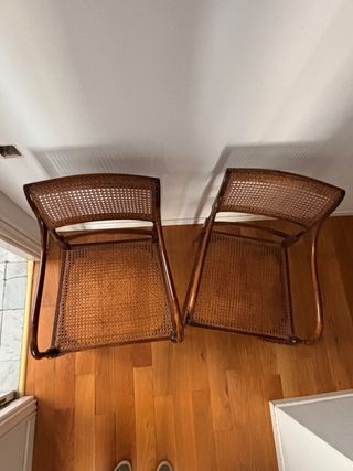 Sillas vintage de mimbre y madera.