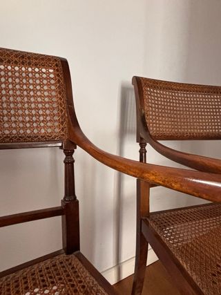 Sillas vintage de mimbre y madera.