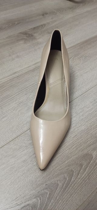 Nuevos.Zapato tacón beige Zara. 