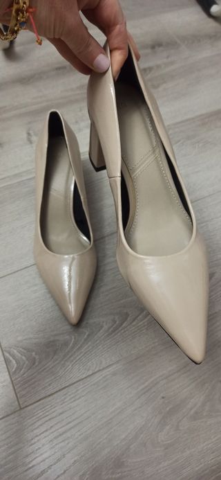 Nuevos.Zapato tacón beige Zara. 