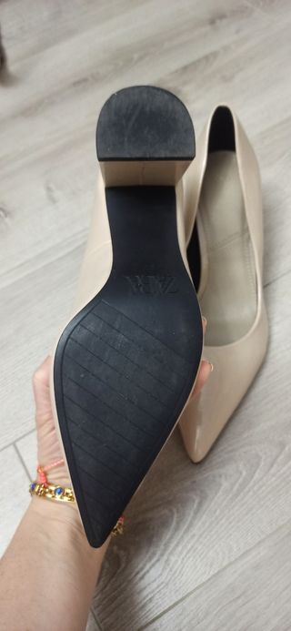 Nuevos.Zapato tacón beige Zara. 