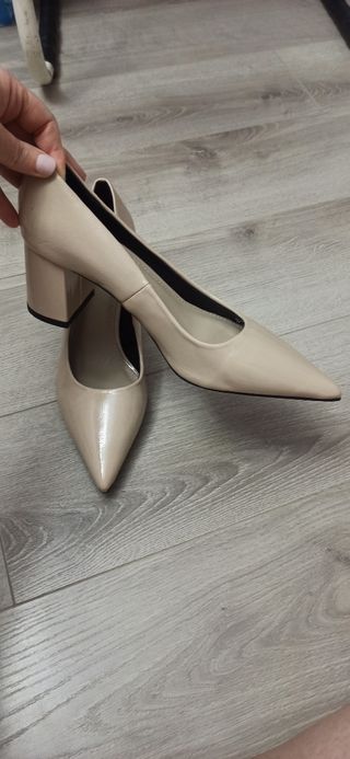 Nuevos.Zapato tacón beige Zara. 