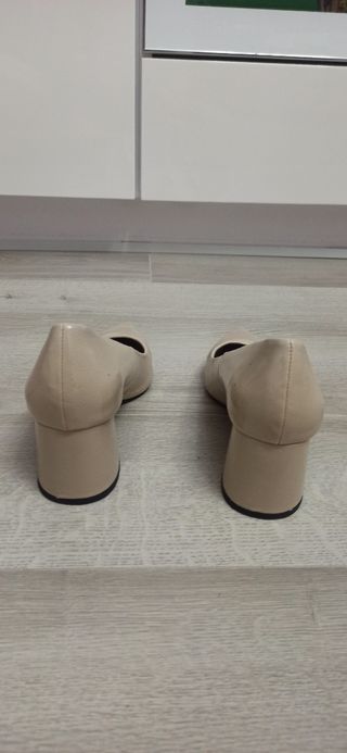 Nuevos.Zapato tacón beige Zara. 