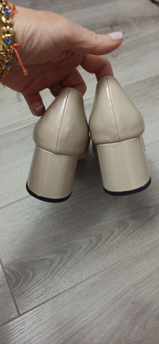 Nuevos.Zapato tacón beige Zara. 