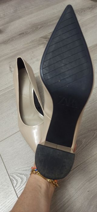Nuevos.Zapato tacón beige Zara. 