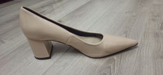 Nuevos.Zapato tacón beige Zara. 