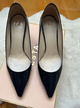 Zapatos salón negros Festa. coñor azul marino.