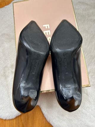 Zapatos salón negros Festa. coñor azul marino.