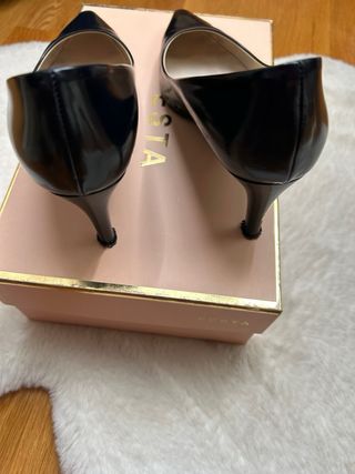 Zapatos salón negros Festa. coñor azul marino.