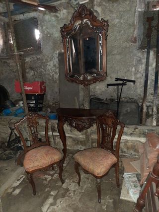 Recibidor antiguo de madera con espejo