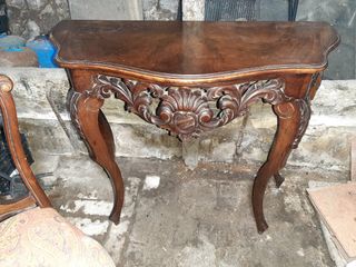 Recibidor antiguo de madera con espejo