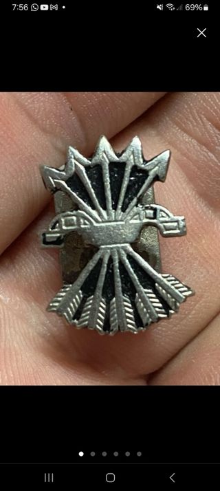 Insignia Falange: Antigua y bien conservada