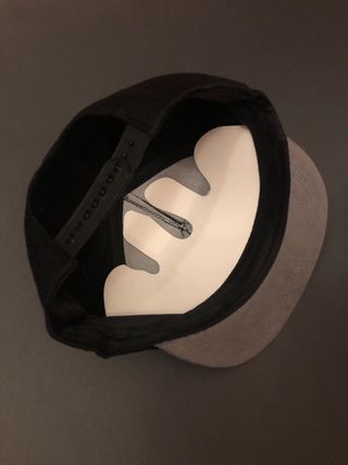Gorra plana Brooklyn negra y gris