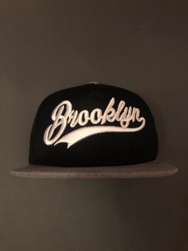 Gorra plana Brooklyn negra y gris