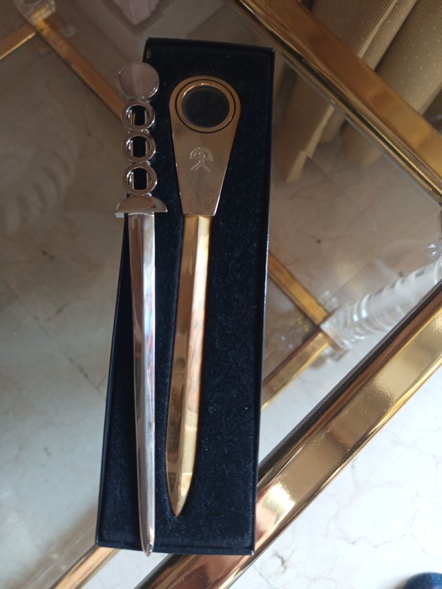 Dos Abrecartas dorado y plateado.