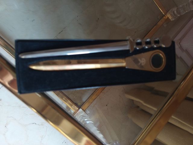 Dos Abrecartas dorado y plateado.