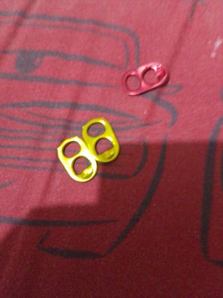 Chapas de latas de distintos refrescos