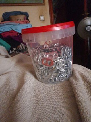 Chapas de latas de distintos refrescos