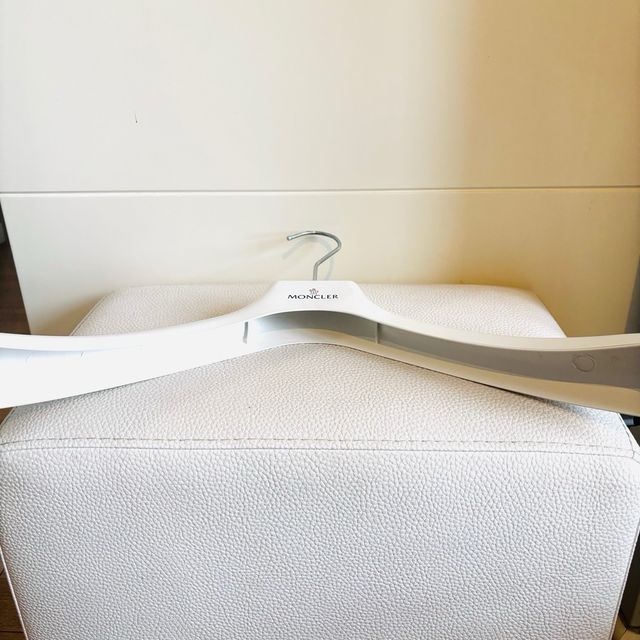Percha Moncler blanca