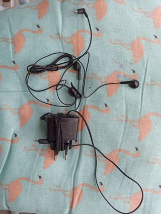 Cargador y auriculares Nokia