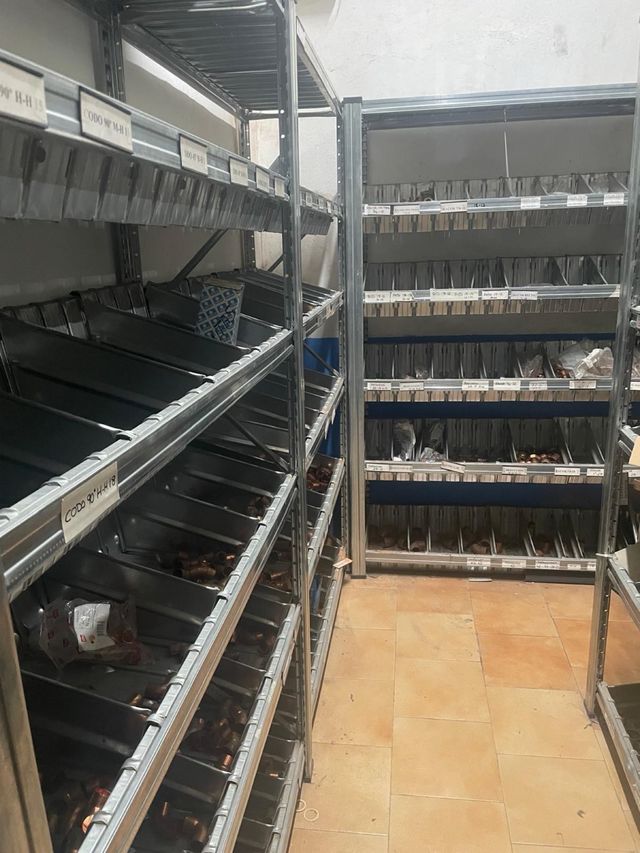 16 Estanterías rapidas metálicas con cestones