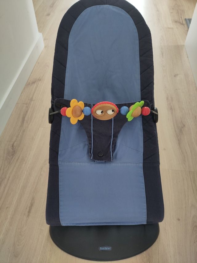 Hamaca BabyBjorn con juguete de madera
