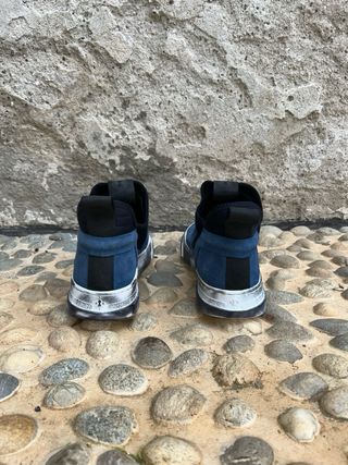 Sneaker camoscio blu fondo gomma bianco effetto sporcato nuovo