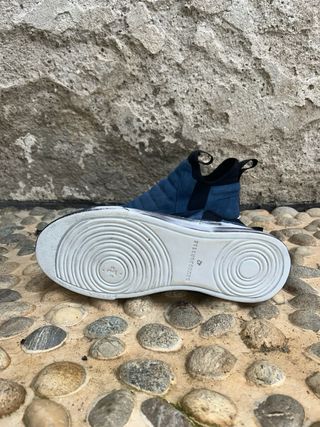 Sneaker camoscio blu fondo gomma bianco effetto sporcato nuovo