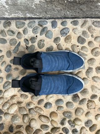 Sneaker camoscio blu fondo gomma bianco effetto sporcato nuovo