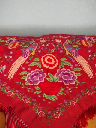 Mantoncillo rojo bordado