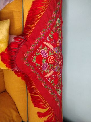 Mantoncillo rojo bordado