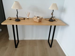 Mueble auxiliar en madera y patas de hierro negras