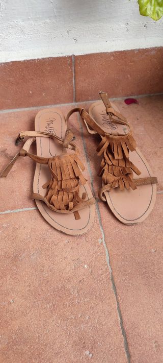 Sandalias planas marrones