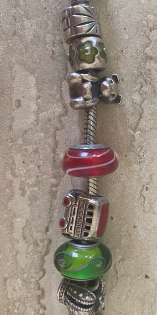 Pulsera original de pandora con 14 charms.