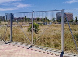 Puerta vehicular metálica - Valla jardín