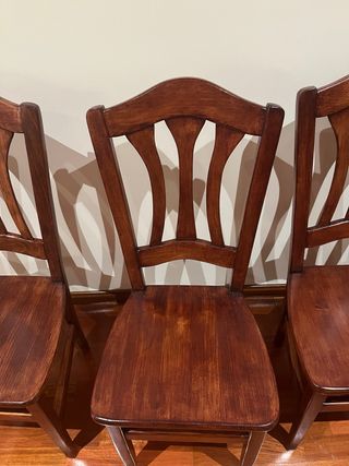 4 sillas y 2 butacas rusticas de madera maciza.