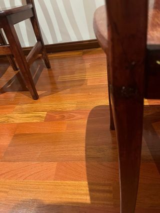 4 sillas y 2 butacas rusticas de madera maciza.