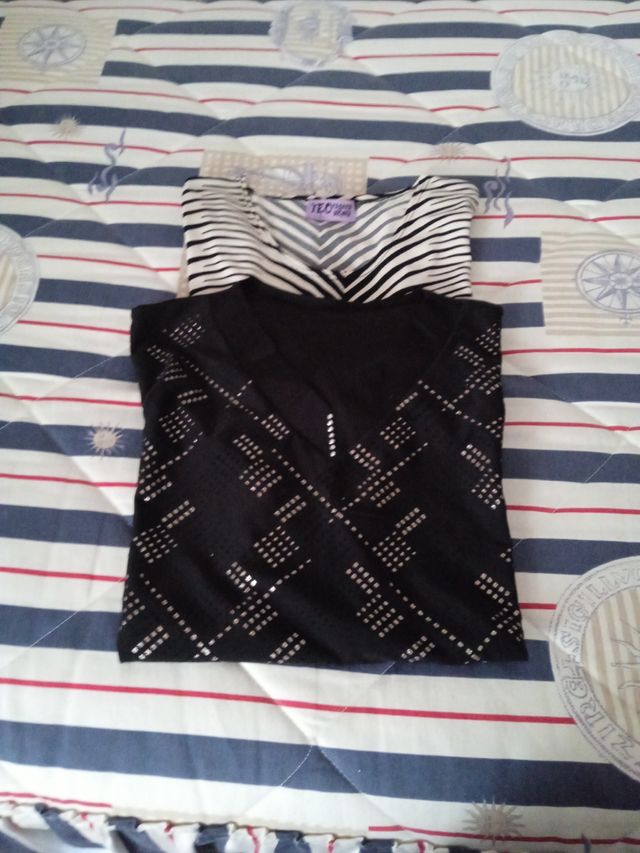 2 CAMISETAS DE MUJER LAS DOS 5 €