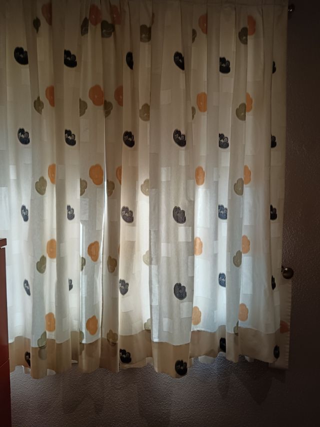 Funda edredón y cortinas blancas