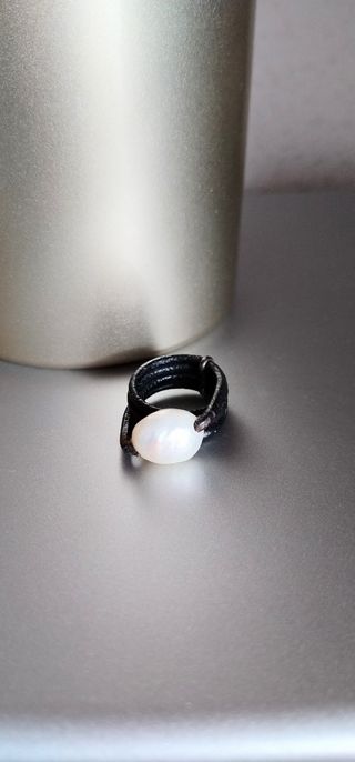 ANILLO DE PERLA Y CUERO 