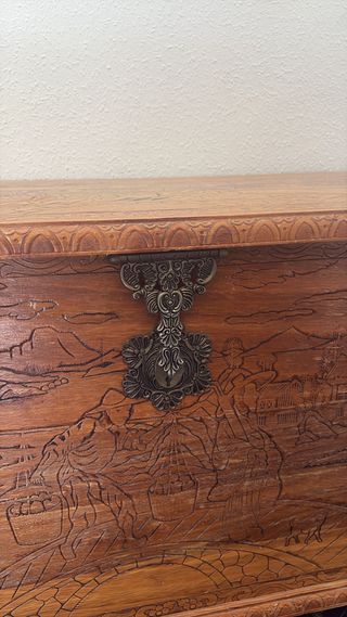 Baúl de madera tallada