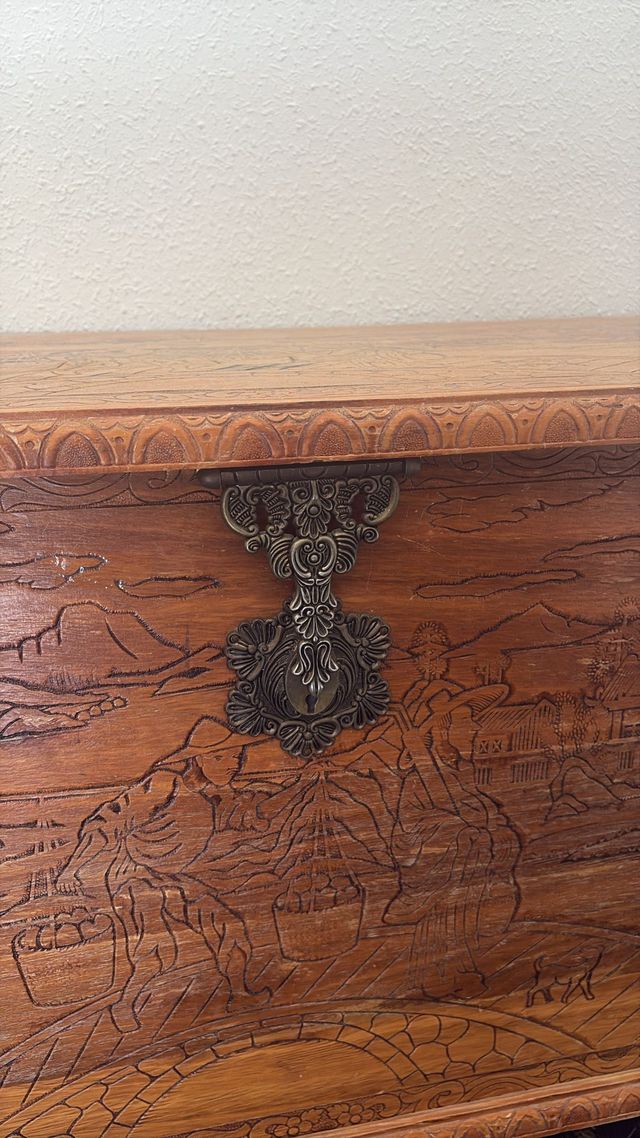 Baúl de madera tallada