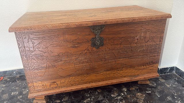 Baúl de madera tallada