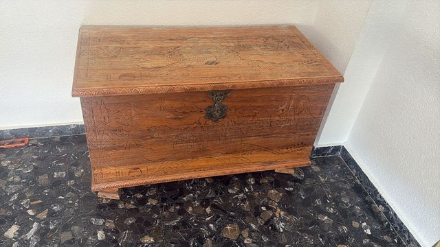 Baúl de madera tallada