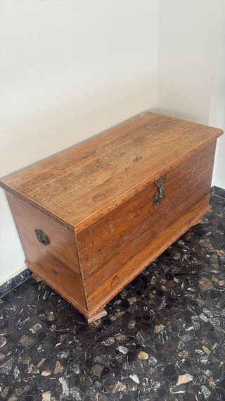Baúl de madera tallada