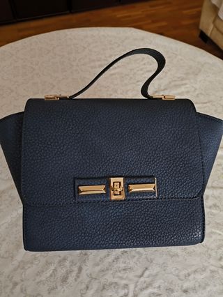 Bolso de mano azul marino.