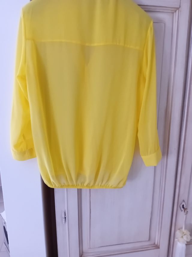 Blusa chiusa in avanti con maniche tre quarti