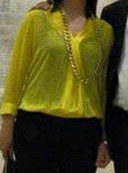 Blusa chiusa in avanti con maniche tre quarti