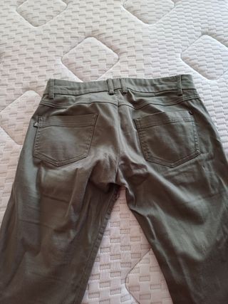 Pantalón verde stradivarius